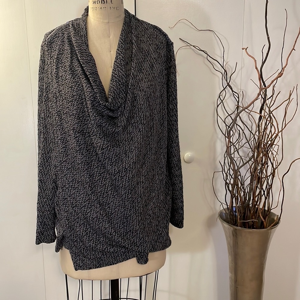 Green Envelope L.A. Super Soft Black and Gray wrap top with zipper detail